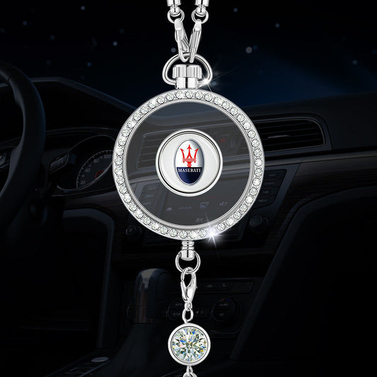 Autó aromaterápiás logós medál fémből és gyémántokból