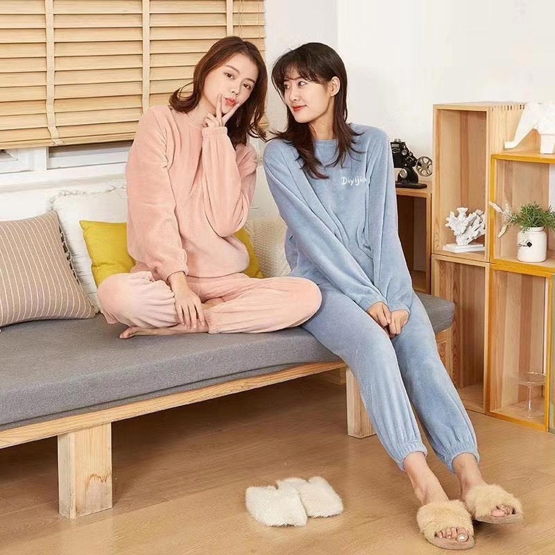 đ„Laza szabĂĄsĂș, meleg Ă©s puha nĆi pizsama szett