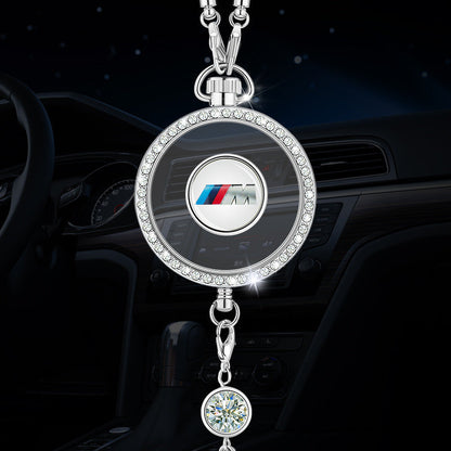 Autó aromaterápiás logós medál fémből és gyémántokból