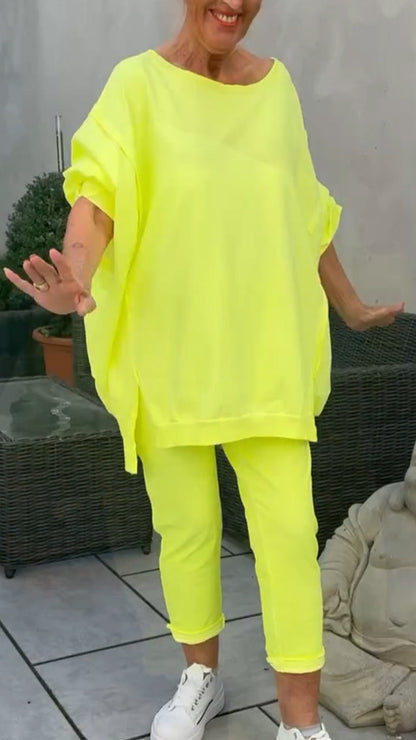 Nyári női kerek nyakú, hasított, világos színű, lezser kosztüm