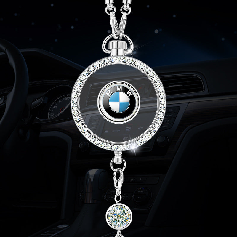 Autó aromaterápiás logós medál fémből és gyémántokból