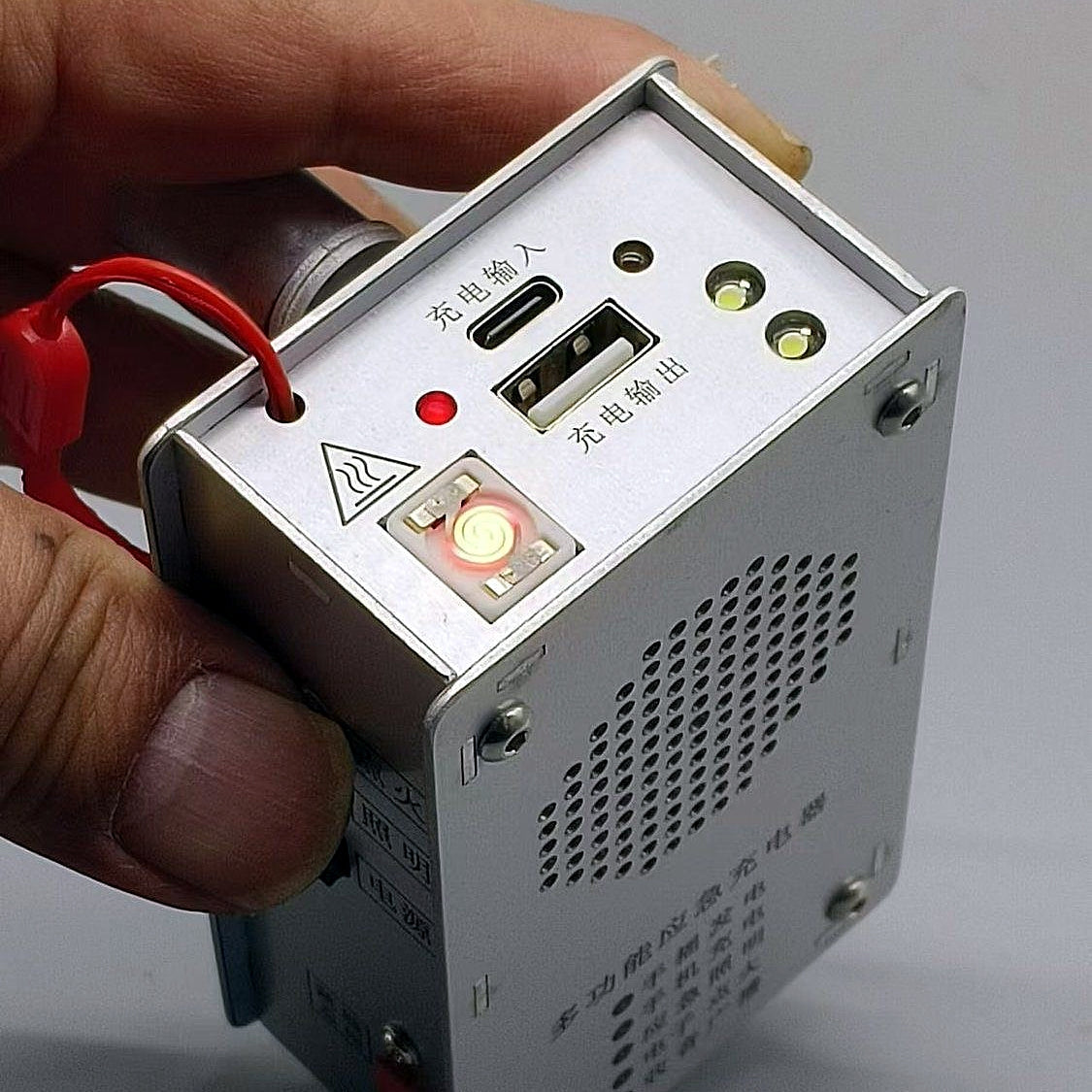 🔋 Kézzel működtethető vészhelyzeti áramforrás – zseblámpa, öngyújtó és külső akkumulátor (1000mAh)