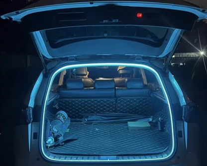 Dinamikus, áramló fénycsík az autó csomagtartójába