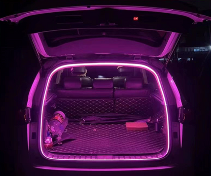 Dinamikus, áramló fénycsík az autó csomagtartójába