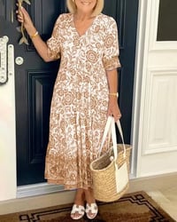 Mintás ruha V-nyakkal, elegáns és stílusos
